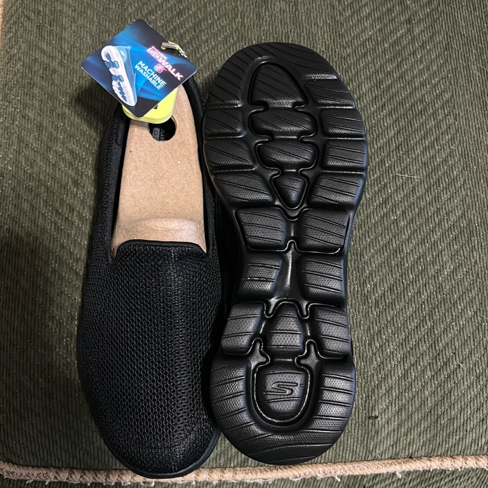 Skechers GoWalk shoes size 8 in black